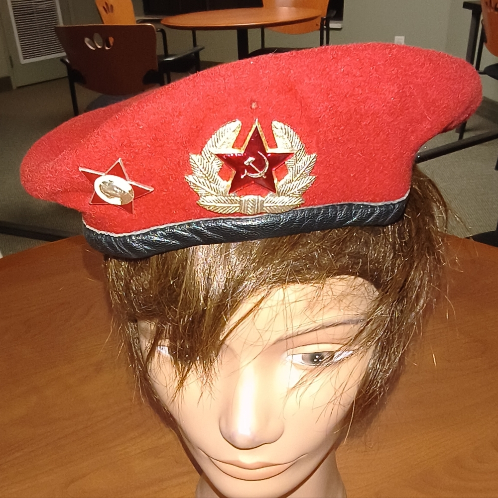Soviet-Style Red Beret – Vintage USSR Collectible Hat with Badge Size S